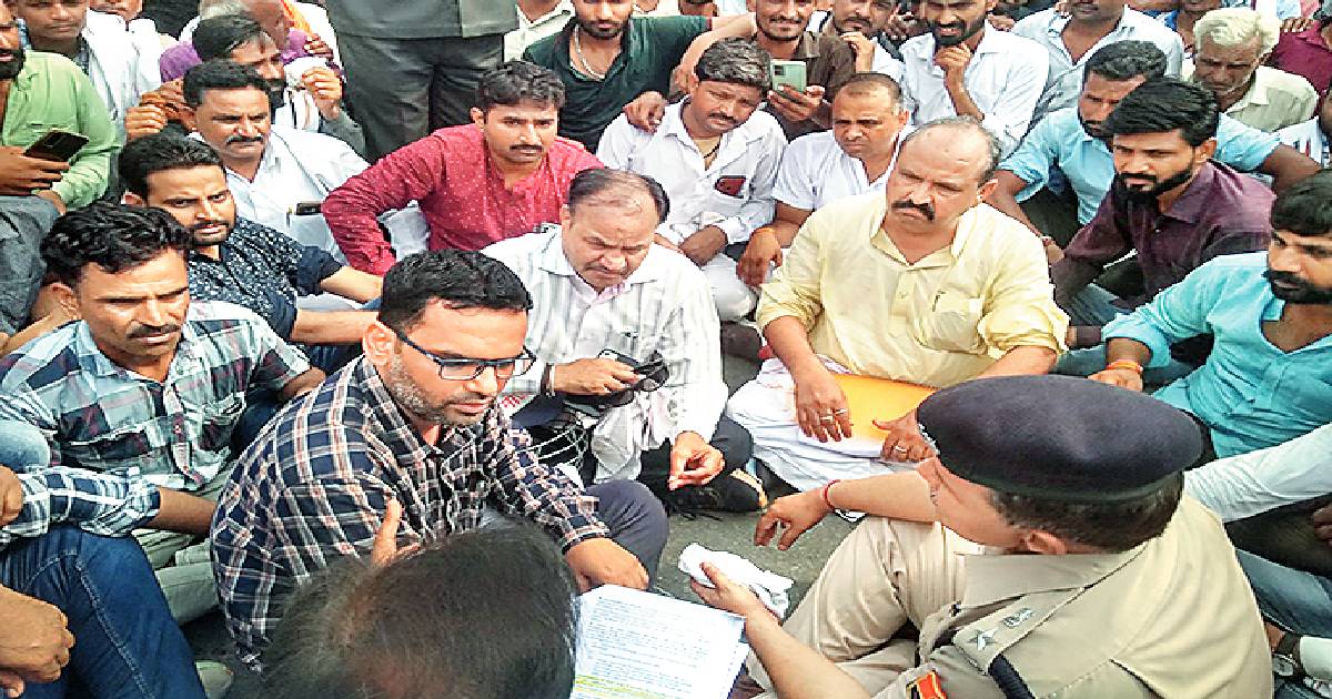 Gunjal, others block NH for royalty naka removal